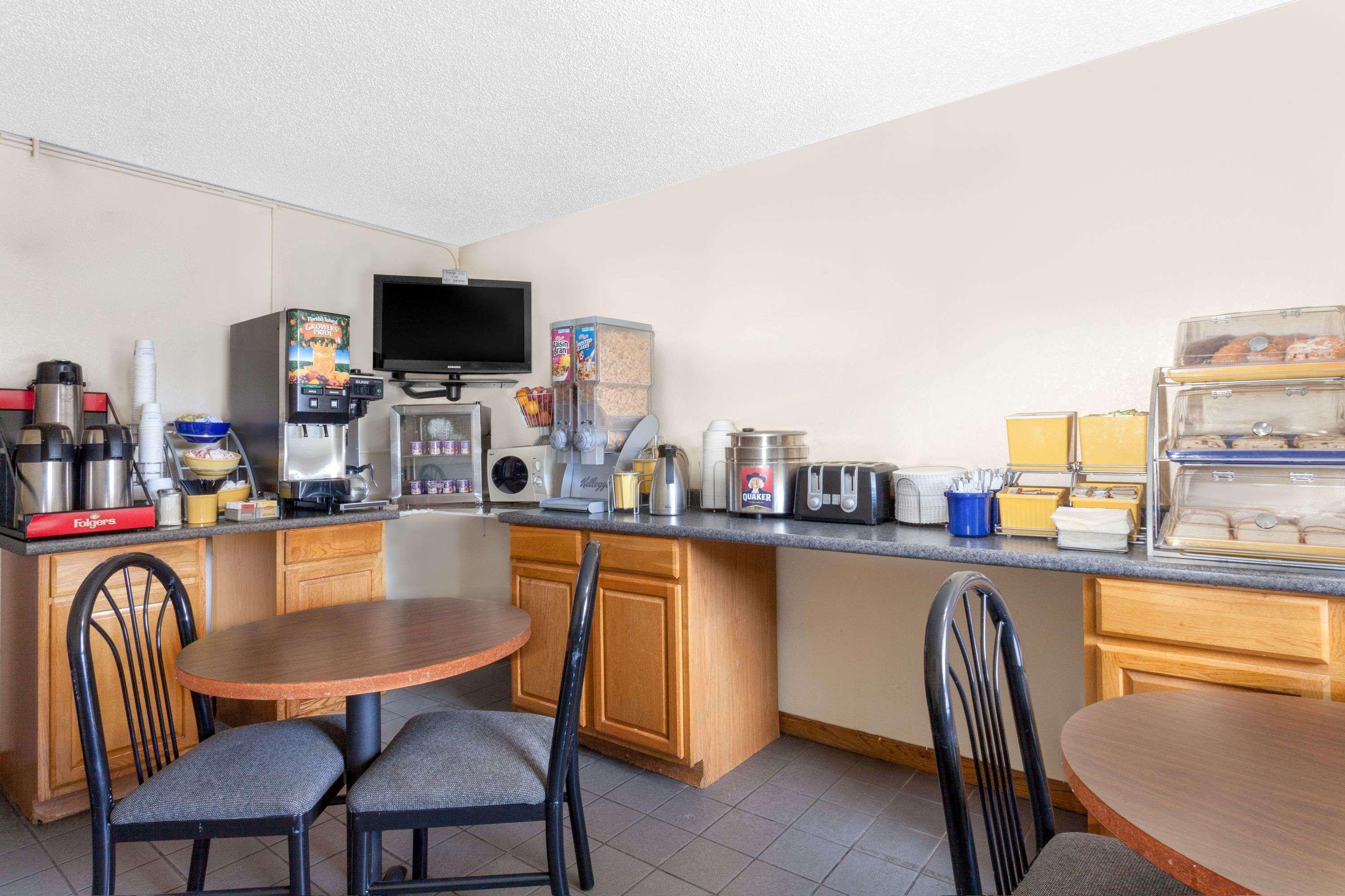 Days Inn By Wyndham Columbia Ne Fort Jackson Exterior foto