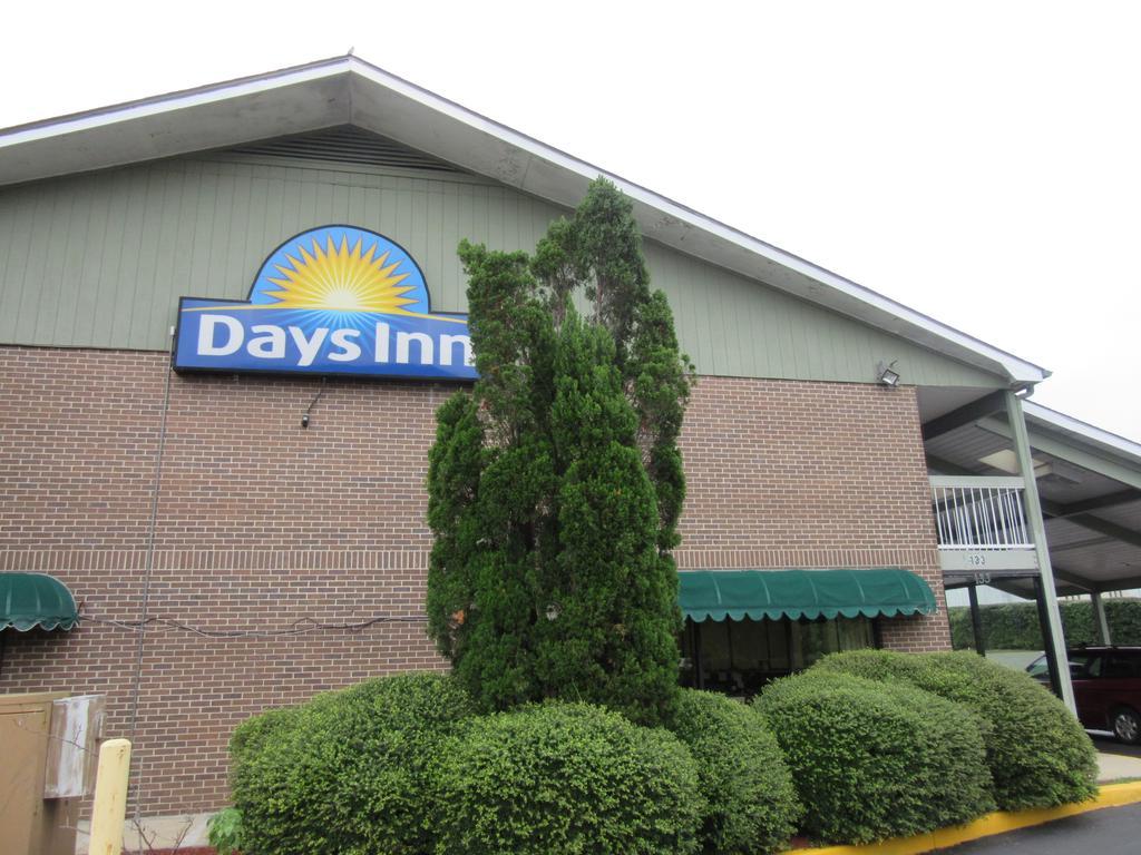 Days Inn By Wyndham Columbia Ne Fort Jackson Exterior foto