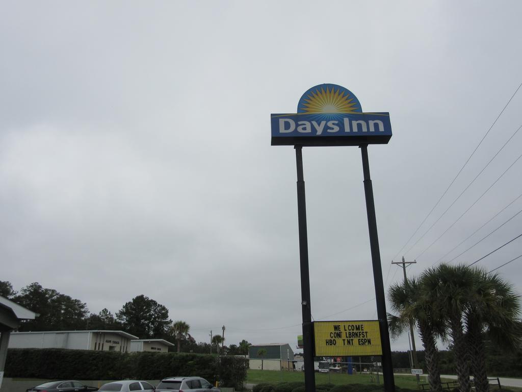 Days Inn By Wyndham Columbia Ne Fort Jackson Exterior foto